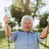 ältere Dame auf einer Schaukel