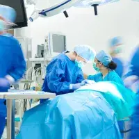 Ärzteteam im Operationssaal
