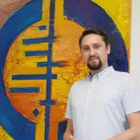 Piotr Ratajzac steht vor einem Bild, das das Cochrane-Logo zeigt.