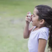 Ein Mädchen benutzt einen Inhalator