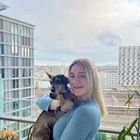 Arianna Gadinger und ihre Hündin Chica